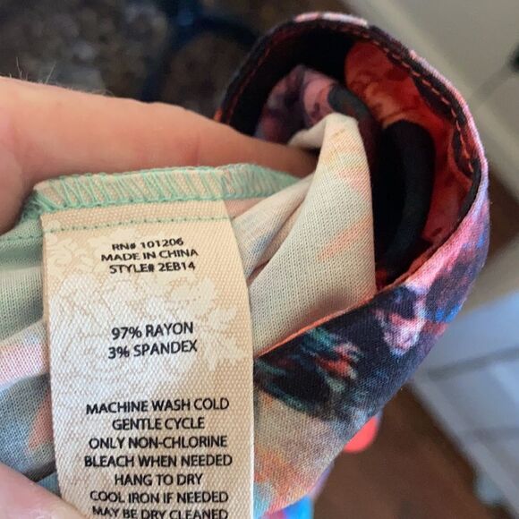 Soft Surroundings Floral Print Feminine Casual Modern Top Art To Wear Boho - Picture 8 of 9